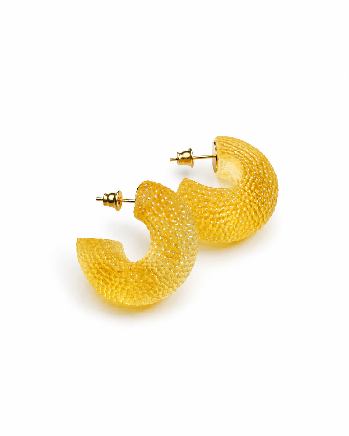 A pair of baltic amber hoop earrings with gold-tone posts, displayed on a clean white background. — Baltijos gintaro papuošalai, rankų darbas Lietuvoje