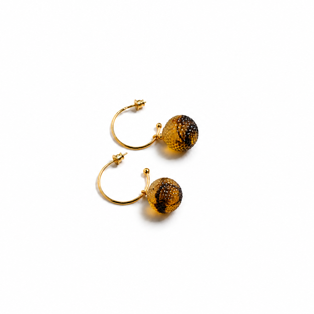 Amandine Baltic amber hoop earrings in cognac and black amber — handcrafted in Lithuania by AMBER999 — Baltijos gintaro papuošalai, rankų darbas Lietuvoje